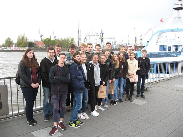 Klasse 10 in Hamburgs Hafen